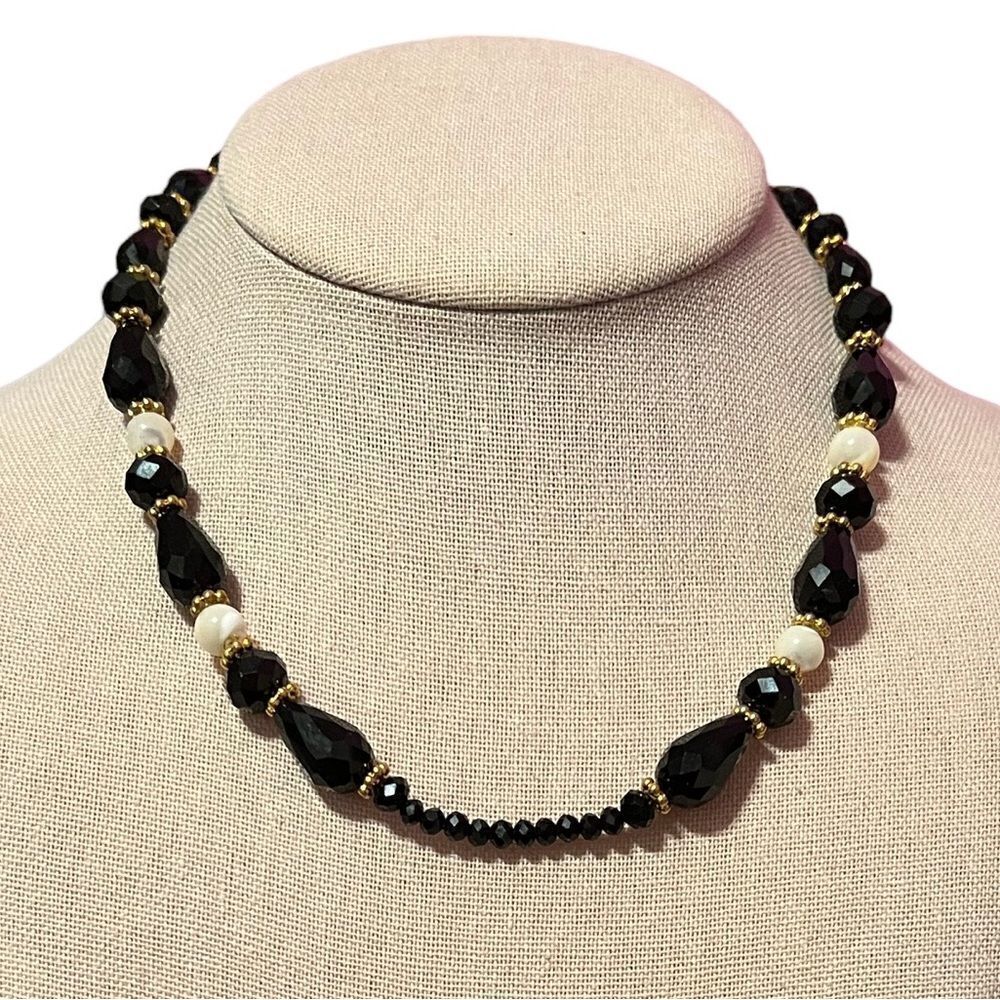 ⭐️3/$25⭐️ Beautiful Vintage Black And Mother Of Pearl Bead Necklace